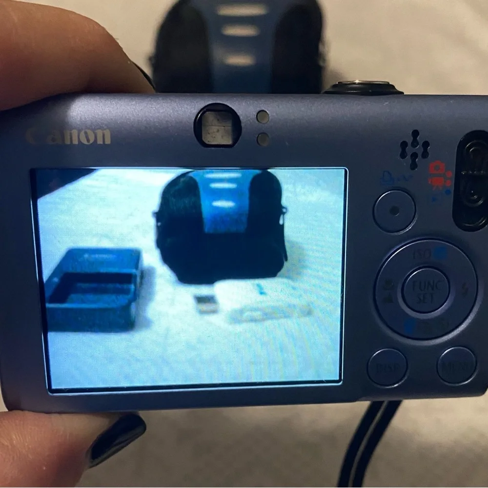 Canon PowerShot SD1100 IS Digital Elph - Blue - Picture 6 of 11